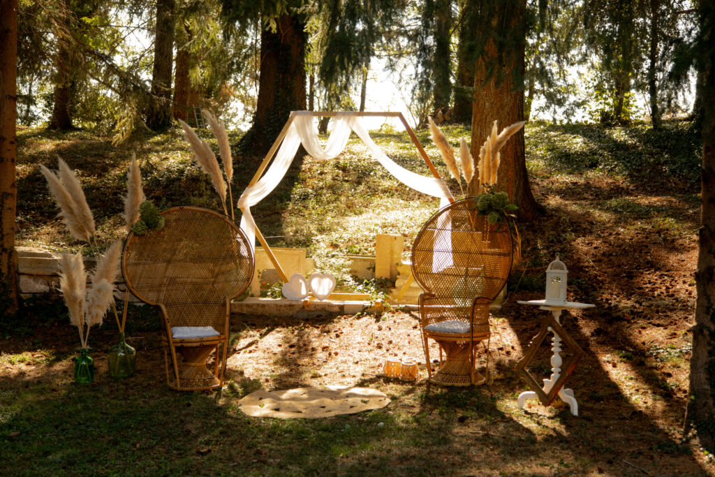 location mobilier cérémonie laïque fauteuil Emmanuelle décoration bohème hippie chic